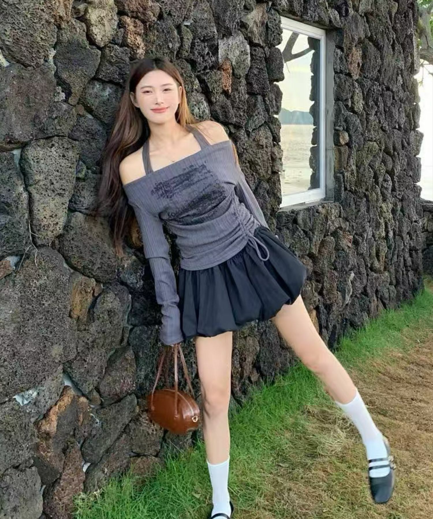 チャコールグレー