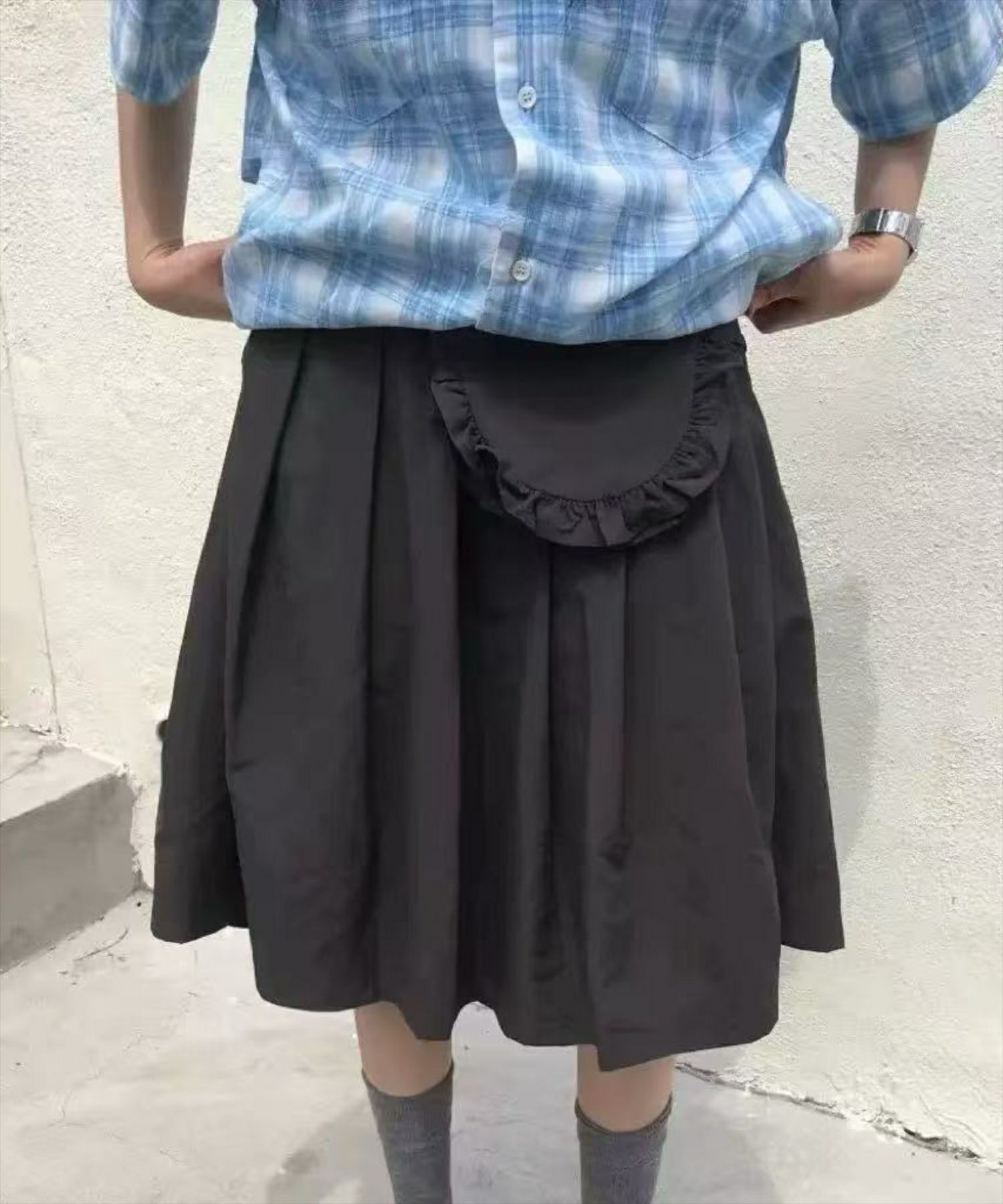 チャコールグレー