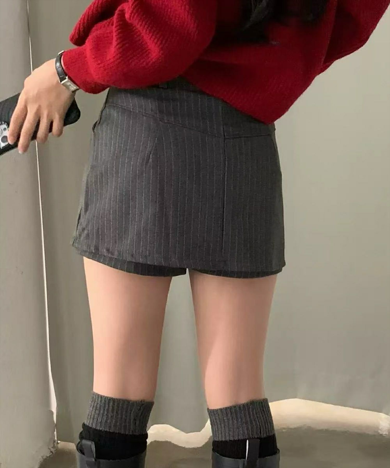 チャコールグレー