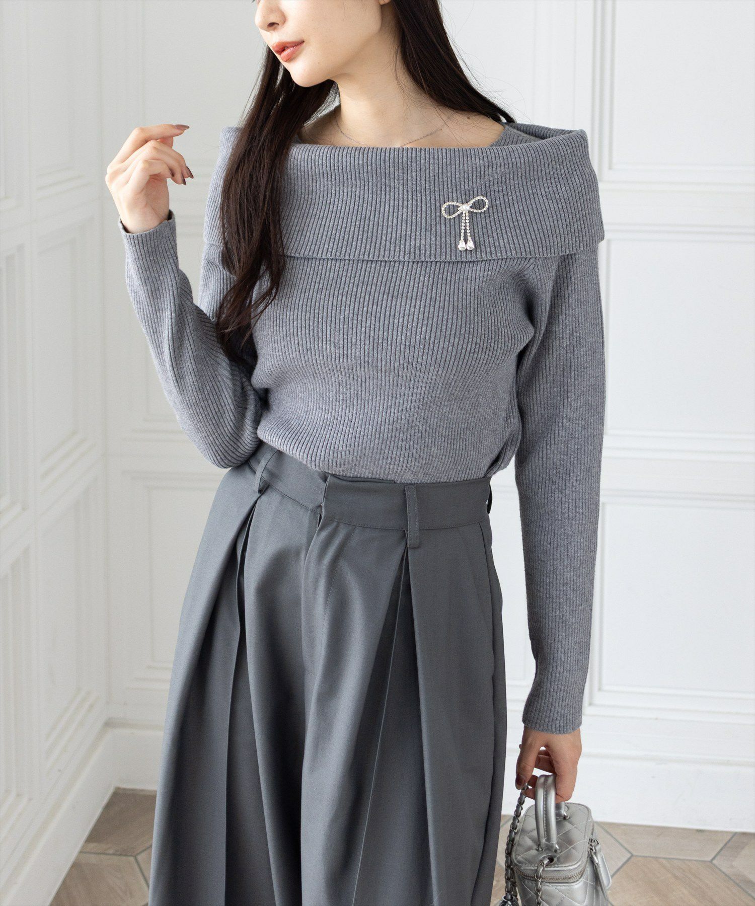 clear≪再入荷≫ブローチ付きオフショルニットトップス[CL9191