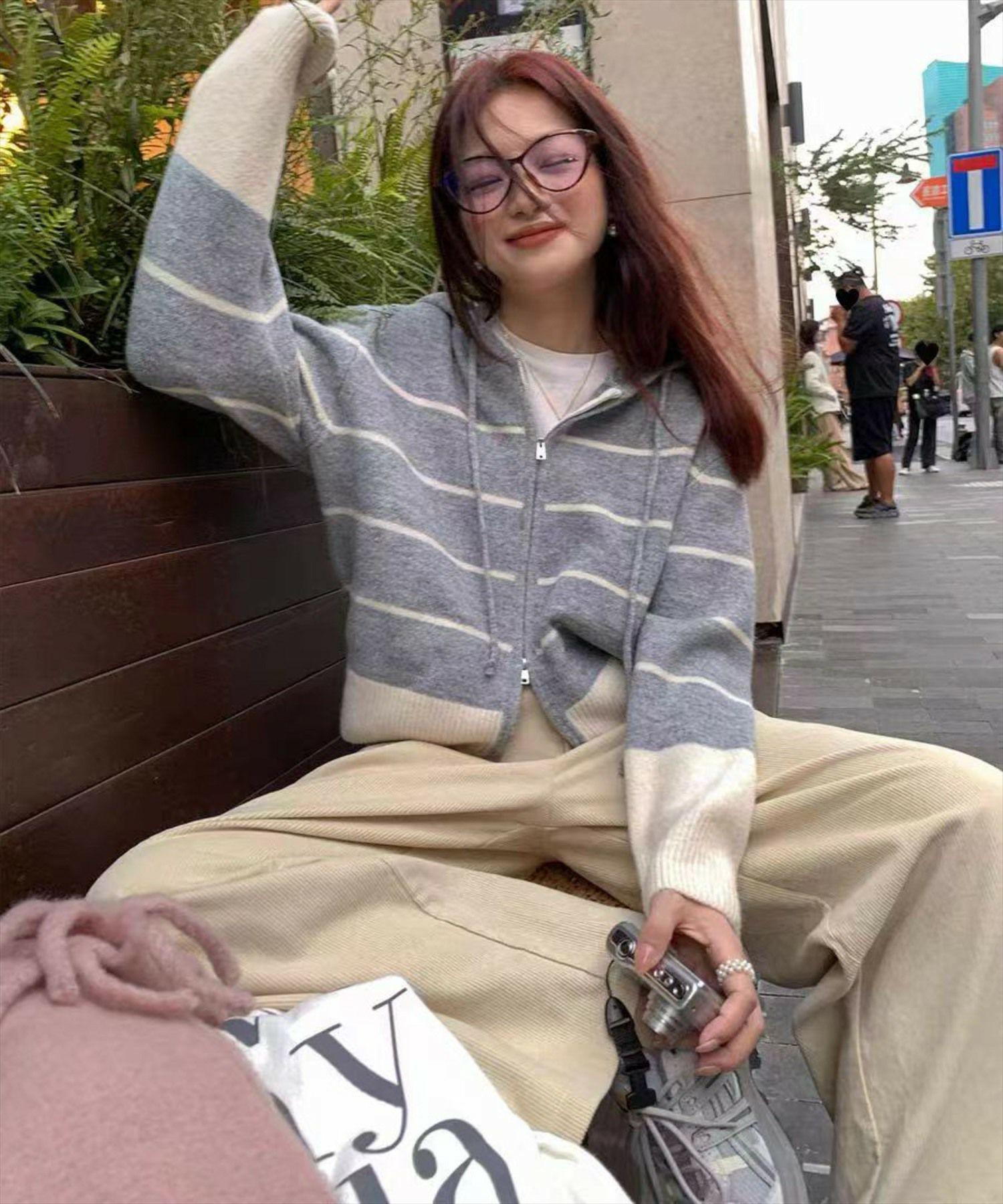 グレー