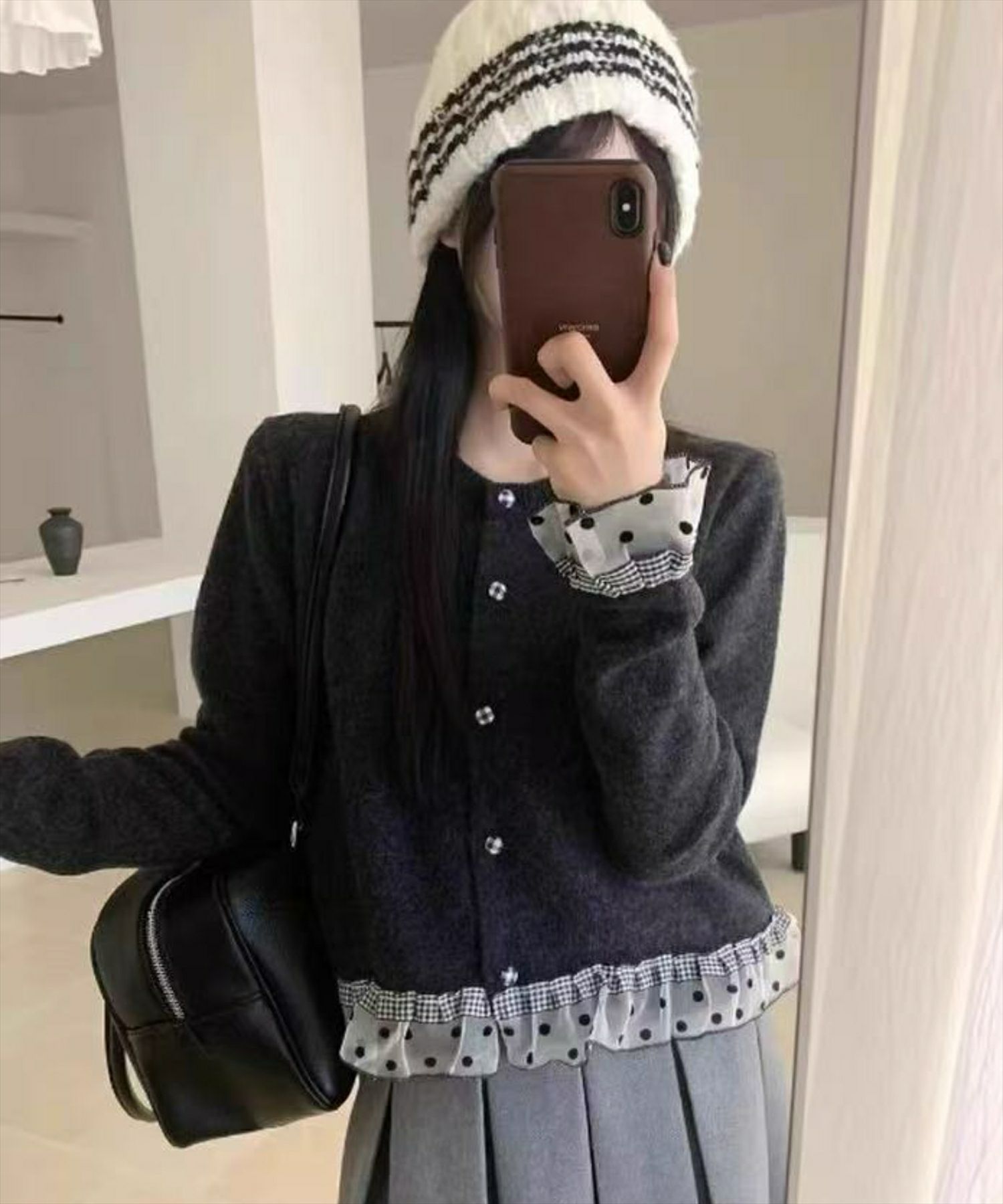 チャコールグレー