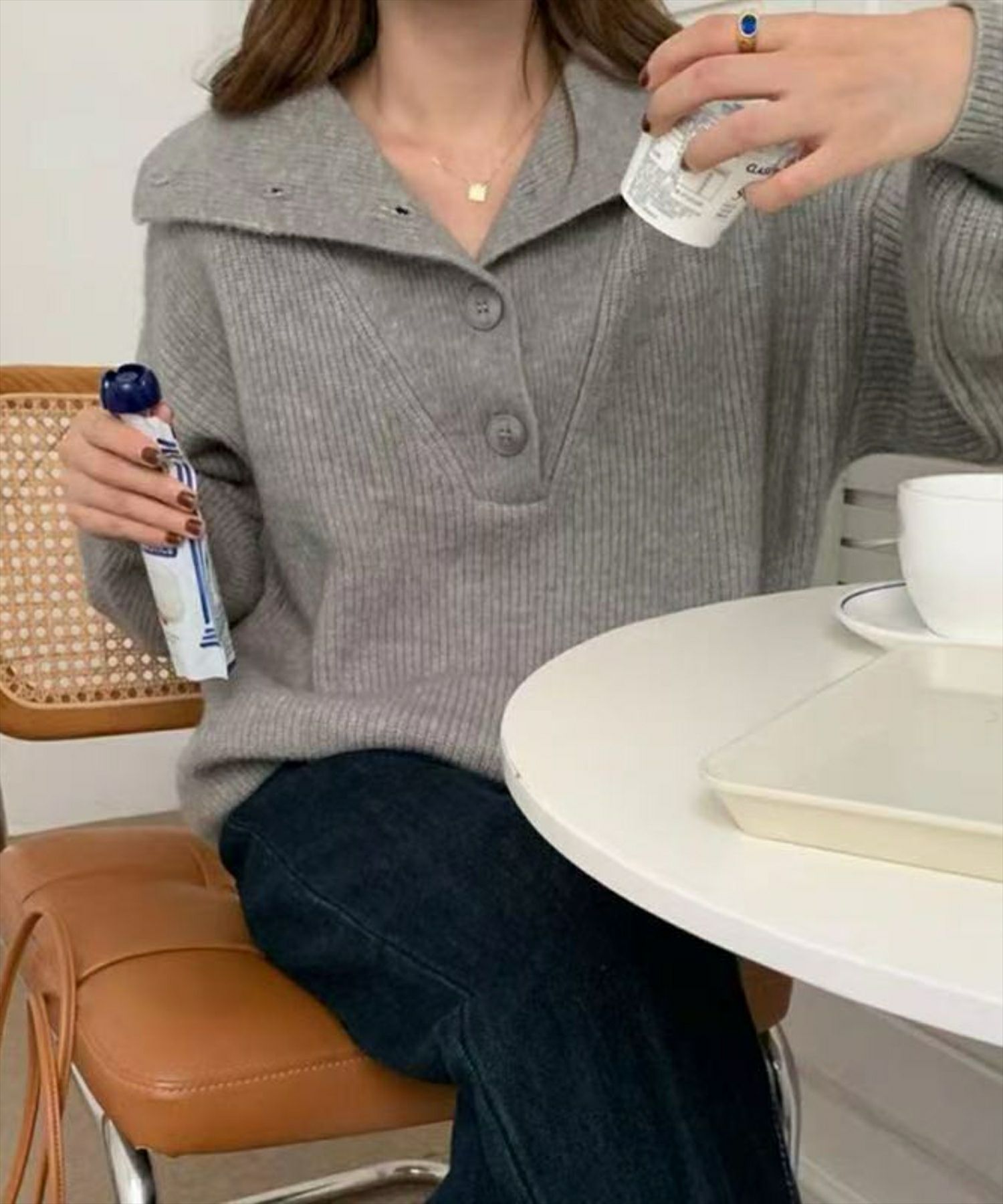 グレー