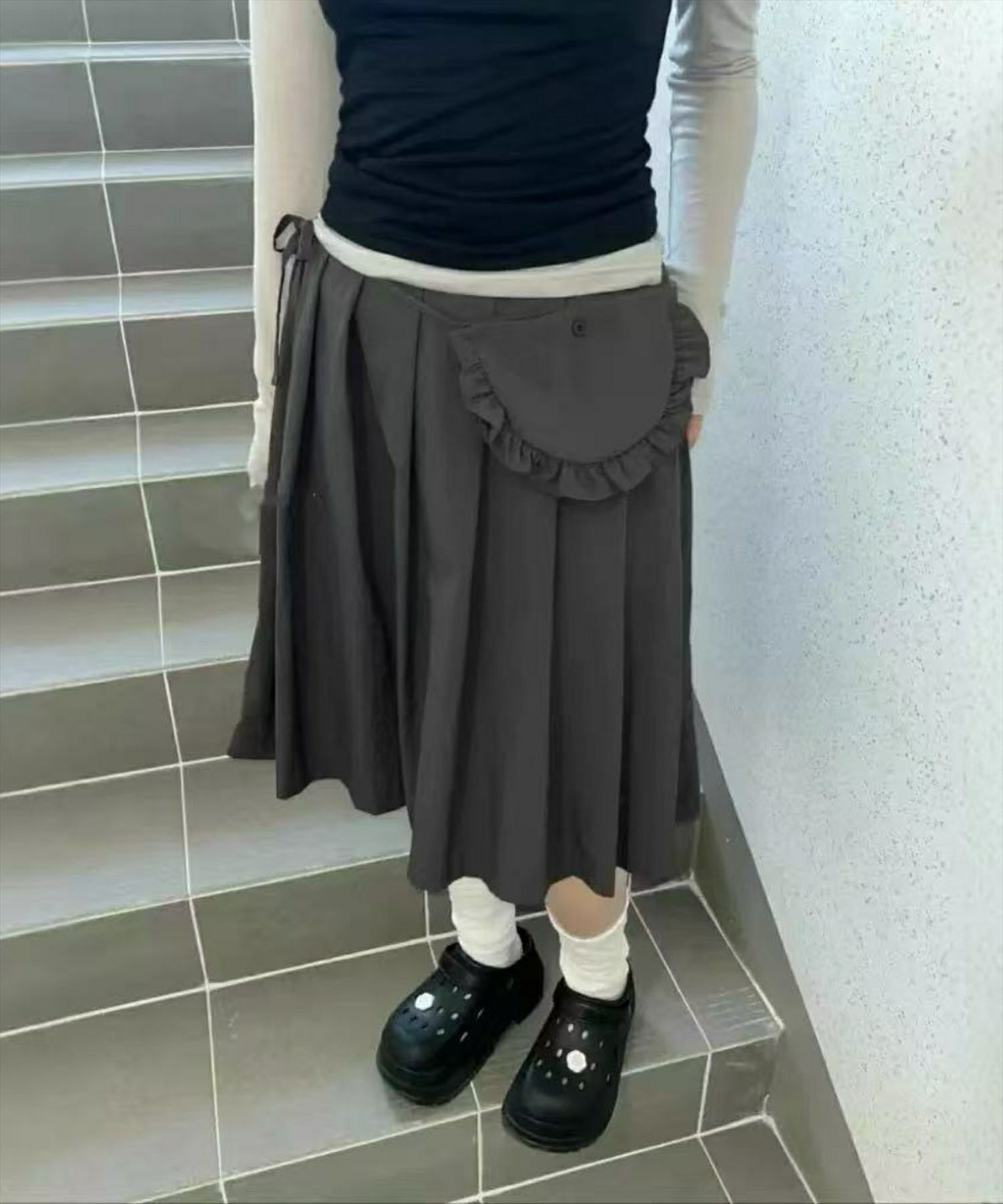 チャコールグレー