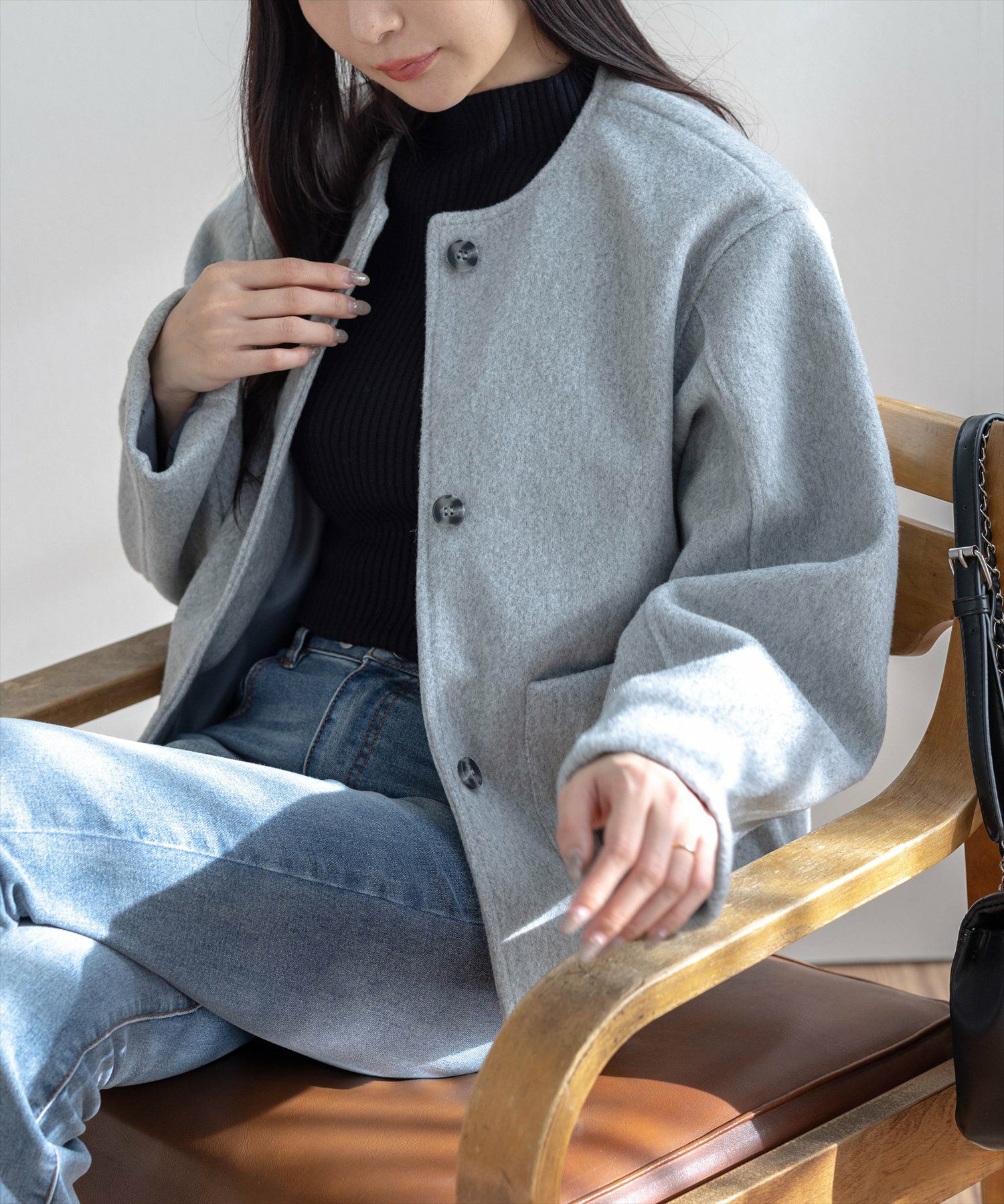 グレー