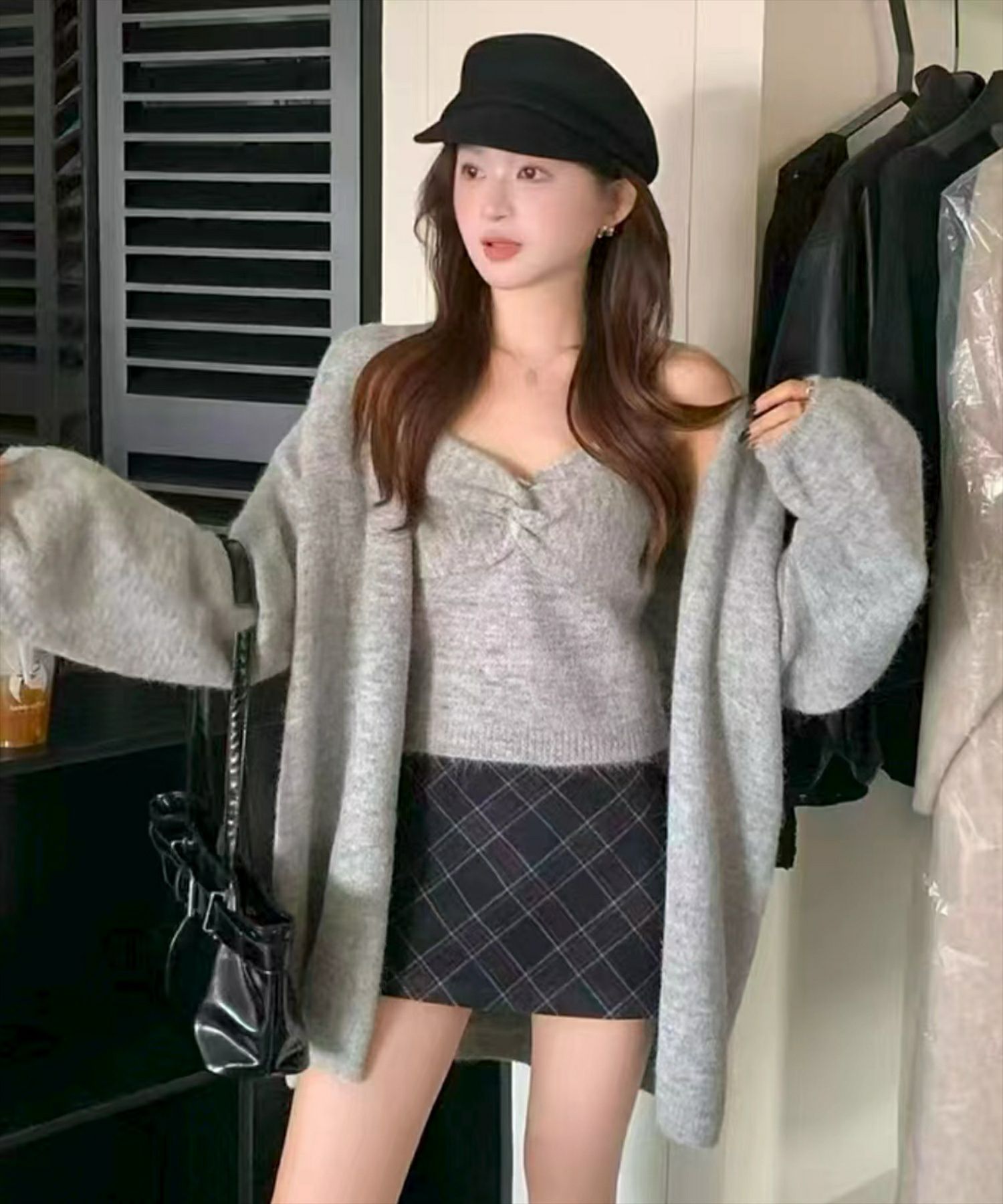 グレー